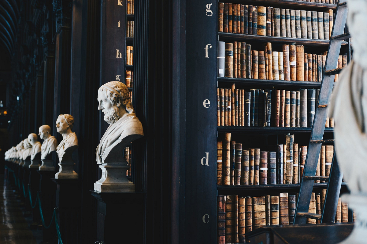 statues dans une bibliothèque